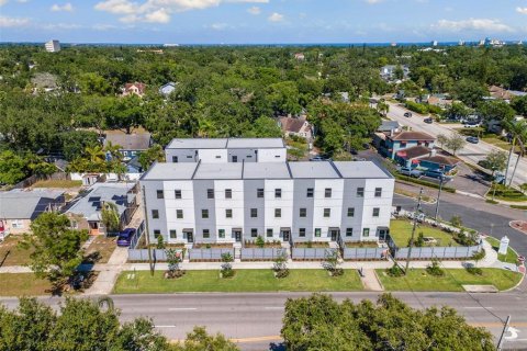 Townhouse in Saint Petersburg, Florida 3 bedrooms, 174.19 sq.m. № 2227708 - photo 21