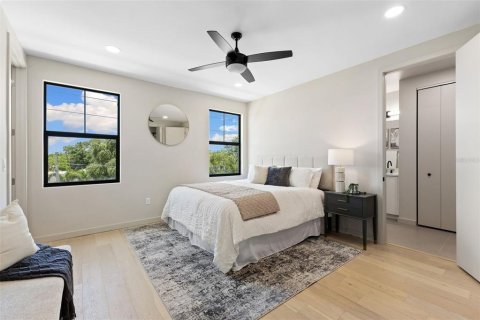 Townhouse in Saint Petersburg, Florida 3 bedrooms, 174.19 sq.m. № 2227708 - photo 11