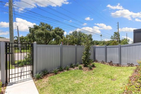 Townhouse in Saint Petersburg, Florida 3 bedrooms, 174.19 sq.m. № 2227708 - photo 20