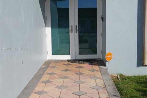 Villa ou maison à vendre à Hialeah, Floride: 5 chambres, 274.8 m2 № 2059331 - photo 3