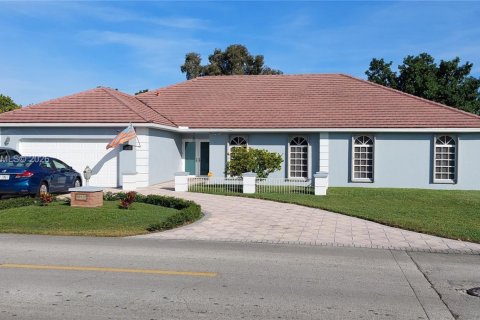 Villa ou maison à vendre à Hialeah, Floride: 5 chambres, 274.8 m2 № 2059331 - photo 2