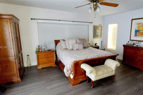 Villa ou maison à vendre à Hialeah, Floride: 5 chambres, 274.8 m2 № 2059331 - photo 11