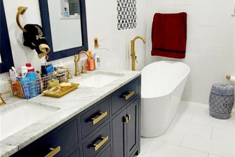 Villa ou maison à vendre à Hialeah, Floride: 5 chambres, 274.8 m2 № 2059331 - photo 14