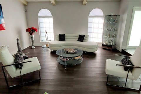 Villa ou maison à vendre à Hialeah, Floride: 5 chambres, 274.8 m2 № 2059331 - photo 4