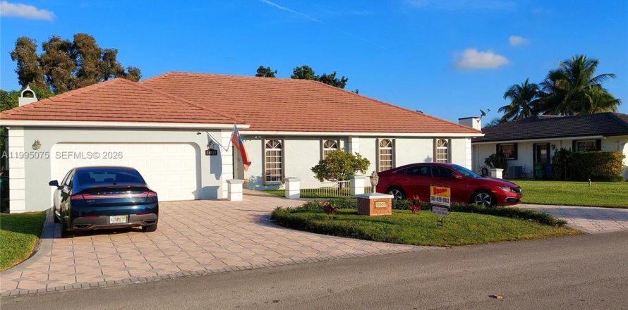 Villa ou maison à Hialeah, Floride 5 chambres, 274.8 m2 № 2059331