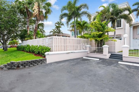 Adosado en venta en Fort Lauderdale, Florida, 3 dormitorios, 242.47 m2 № 2082946 - foto 2