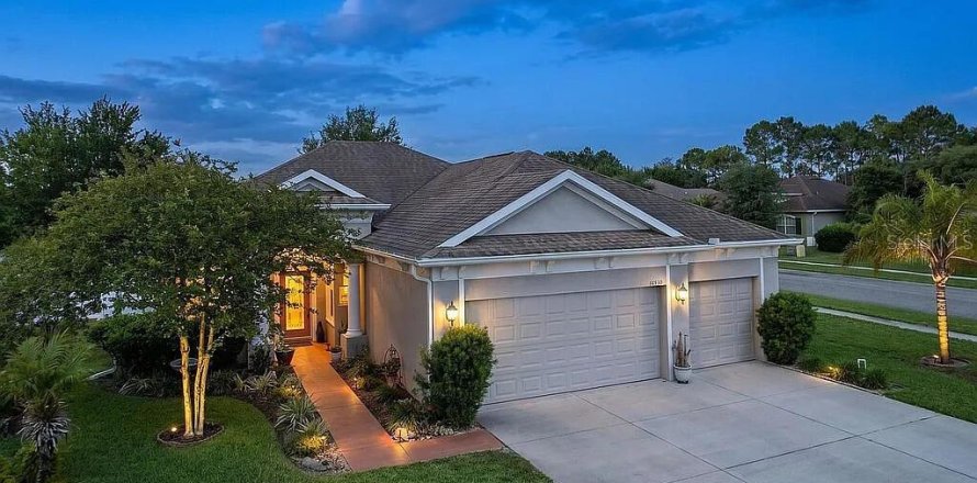 House in Hudson, Florida 3 bedrooms, 193.79 sq.m. № 2207283
