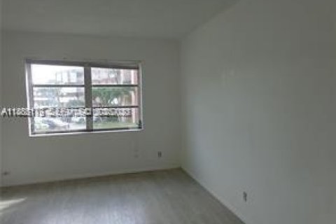 Снять в аренду кондоминиум в Лодердейл-Лейкс, Флорида 1 спальня, 61.5м2, № 2035165 - фото 23