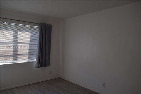 Снять в аренду кондоминиум в Лодердейл-Лейкс, Флорида 1 спальня, 61.5м2, № 2035165 - фото 11