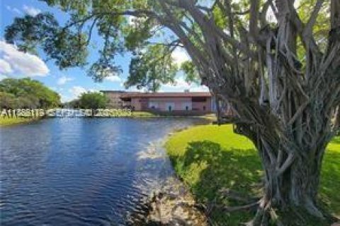 Снять в аренду кондоминиум в Лодердейл-Лейкс, Флорида 1 спальня, 61.5м2, № 2035165 - фото 4