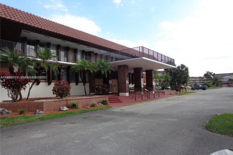 Снять в аренду кондоминиум в Лодердейл-Лейкс, Флорида 1 спальня, 61.5м2, № 2035165 - фото 6