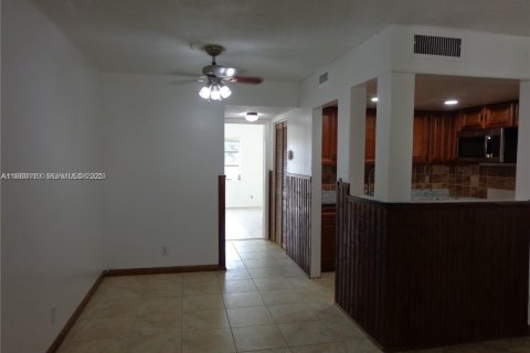 Кондоминиум с 1 спальней в Лодердейл-Лейкс, Флорида № 2035165