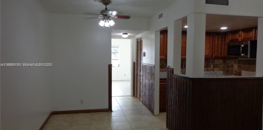 Кондоминиум с 1 спальней в Лодердейл-Лейкс, Флорида № 2035165