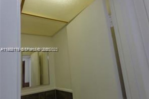 Снять в аренду кондоминиум в Лодердейл-Лейкс, Флорида 1 спальня, 61.5м2, № 2035165 - фото 21