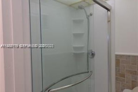 Снять в аренду кондоминиум в Лодердейл-Лейкс, Флорида 1 спальня, 61.5м2, № 2035165 - фото 26