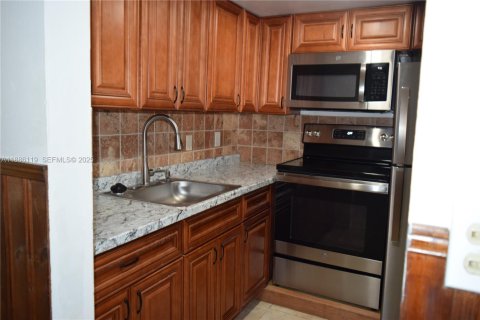 Снять в аренду кондоминиум в Лодердейл-Лейкс, Флорида 1 спальня, 61.5м2, № 2035165 - фото 9