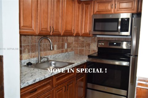 Снять в аренду кондоминиум в Лодердейл-Лейкс, Флорида 1 спальня, 61.5м2, № 2035165 - фото 3