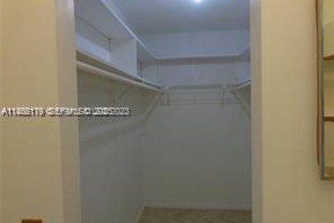 Снять в аренду кондоминиум в Лодердейл-Лейкс, Флорида 1 спальня, 61.5м2, № 2035165 - фото 29