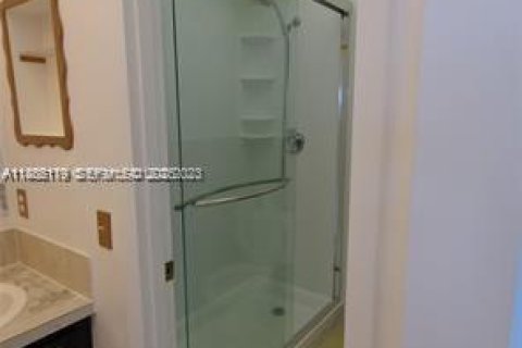 Снять в аренду кондоминиум в Лодердейл-Лейкс, Флорида 1 спальня, 61.5м2, № 2035165 - фото 25