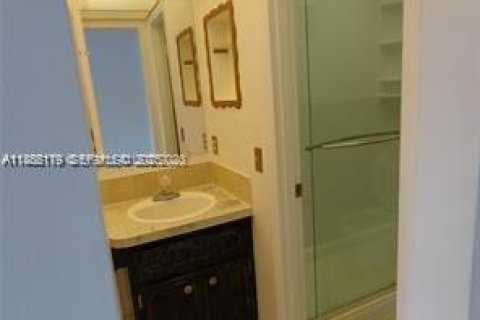 Снять в аренду кондоминиум в Лодердейл-Лейкс, Флорида 1 спальня, 61.5м2, № 2035165 - фото 27