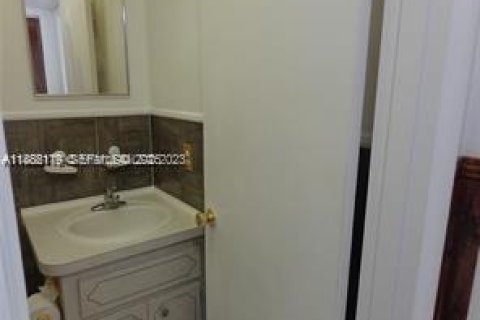 Снять в аренду кондоминиум в Лодердейл-Лейкс, Флорида 1 спальня, 61.5м2, № 2035165 - фото 20