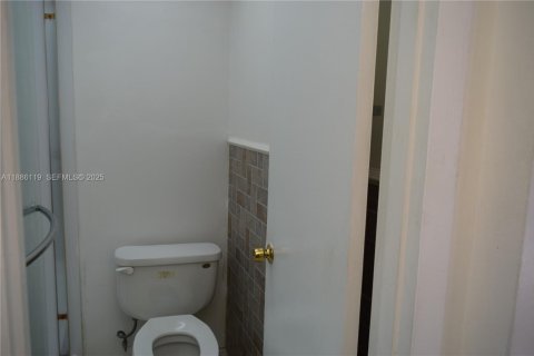 Снять в аренду кондоминиум в Лодердейл-Лейкс, Флорида 1 спальня, 61.5м2, № 2035165 - фото 14