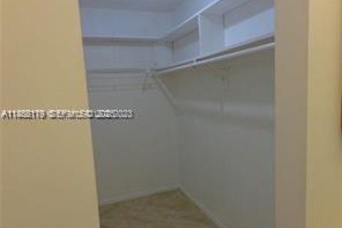 Снять в аренду кондоминиум в Лодердейл-Лейкс, Флорида 1 спальня, 61.5м2, № 2035165 - фото 30