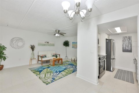 Condominio en venta en Saint Pete Beach, Florida, 1 dormitorio, 59.92 m2 № 2117069 - foto 9