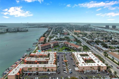 Condo in Saint Pete Beach, Florida, 1 bedroom № 2117069