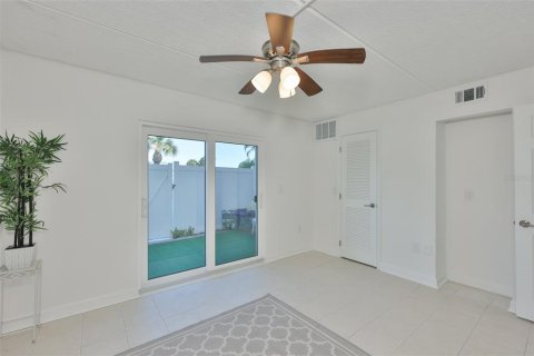 Condominio en venta en Saint Pete Beach, Florida, 1 dormitorio, 59.92 m2 № 2117069 - foto 17