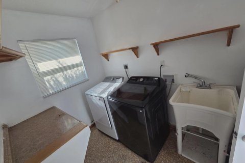 House in St. Lucie, Florida 4 bedrooms, 158.12 sq.m. № 2242520 - photo 13