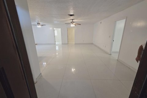House in St. Lucie, Florida 4 bedrooms, 158.12 sq.m. № 2242520 - photo 7