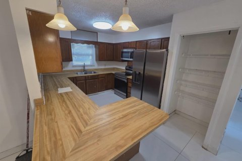 House in St. Lucie, Florida 4 bedrooms, 158.12 sq.m. № 2242520 - photo 10