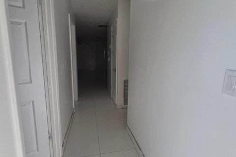 House in St. Lucie, Florida 4 bedrooms, 158.12 sq.m. № 2242520 - photo 14