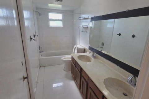 House in St. Lucie, Florida 4 bedrooms, 158.12 sq.m. № 2242520 - photo 16
