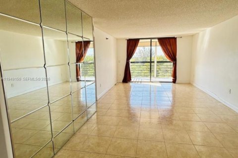 Снять в аренду кондоминиум в Пемброк-Пайнс, Флорида 2 спальни, 91.04м2, № 2005095 - фото 18