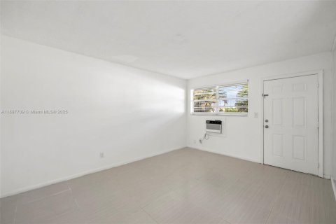 Снять в аренду квартиру в Хайалиа, Флорида № 1948889 - фото 1