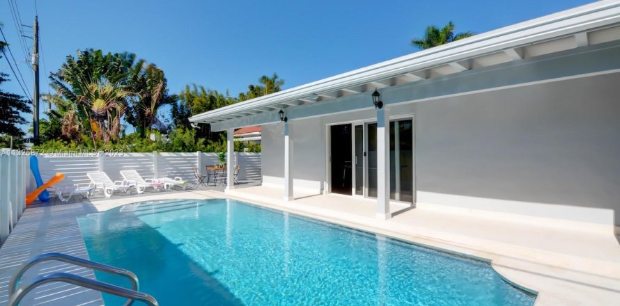 House in Hollywood, Florida 5 bedrooms, 212.56 sq.m. № 1862196