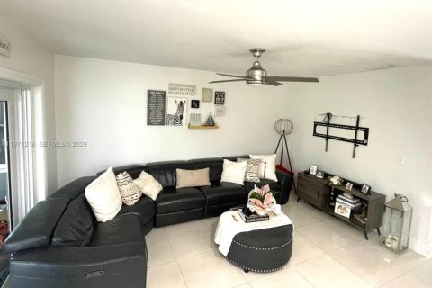 Casa en venta en Miami, Florida, 4 dormitorios, 167.69 m2 № 2032100 - foto 3
