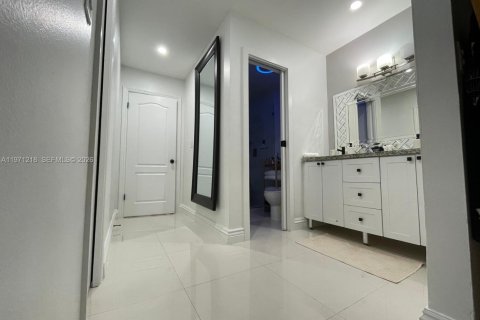 Casa en venta en Miami, Florida, 4 dormitorios, 167.69 m2 № 2032100 - foto 9