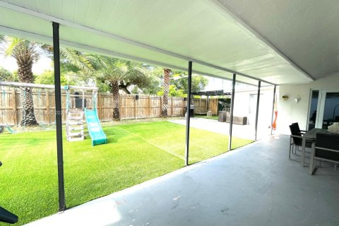 Casa en venta en Miami, Florida, 4 dormitorios, 167.69 m2 № 2032100 - foto 4