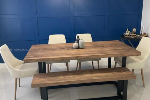 Casa en venta en Miami, Florida, 4 dormitorios, 167.69 m2 № 2032100 - foto 13