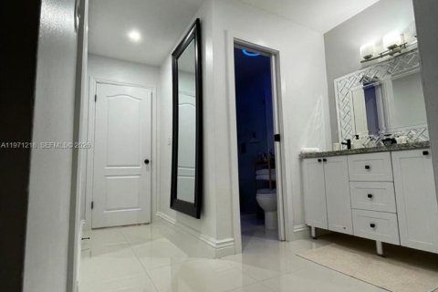 Casa en venta en Miami, Florida, 4 dormitorios, 167.69 m2 № 2032100 - foto 8