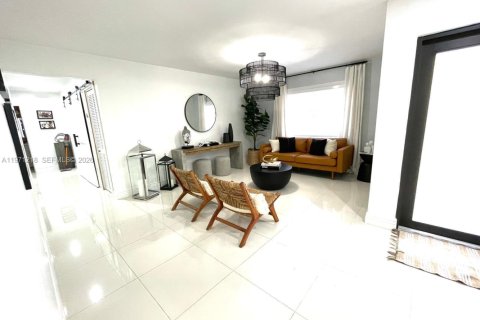 Casa en venta en Miami, Florida, 4 dormitorios, 167.69 m2 № 2032100 - foto 6