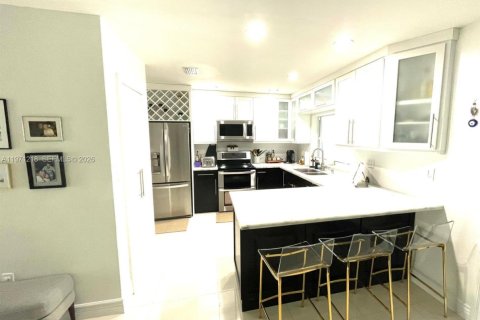 Casa en venta en Miami, Florida, 4 dormitorios, 167.69 m2 № 2032100 - foto 2