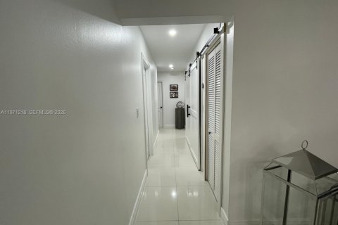 Casa en venta en Miami, Florida, 4 dormitorios, 167.69 m2 № 2032100 - foto 5
