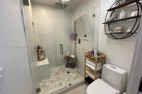 Casa en venta en Miami, Florida, 4 dormitorios, 167.69 m2 № 2032100 - foto 11