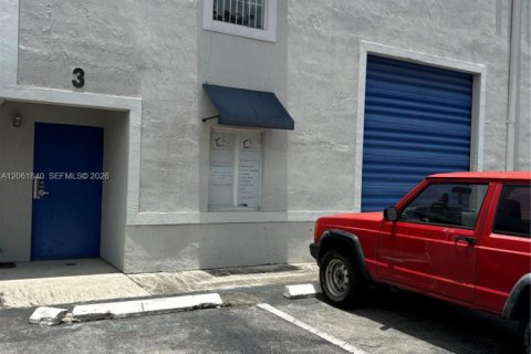 Immobilier commercial à Hialeah Gardens, Floride № 2185654