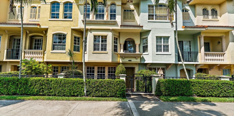 Townhouse in Palm Beach Gardens, Florida 3 bedrooms, 194.72 sq.m. № 2342959