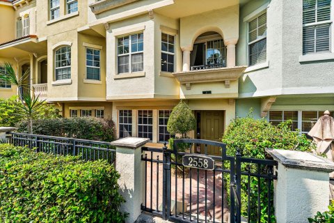 Townhouse in Palm Beach Gardens, Florida 3 bedrooms, 194.72 sq.m. № 2342959 - photo 2